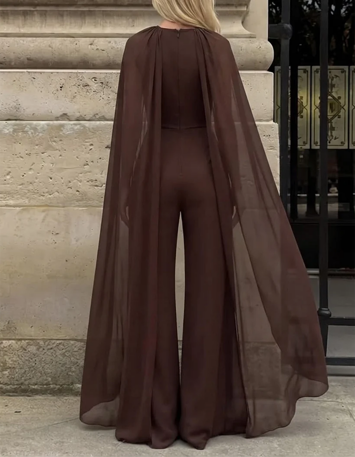 Brauner Jumpsuit aus Chiffon mit Rundhalsausschnitt und drapiertem Cape
