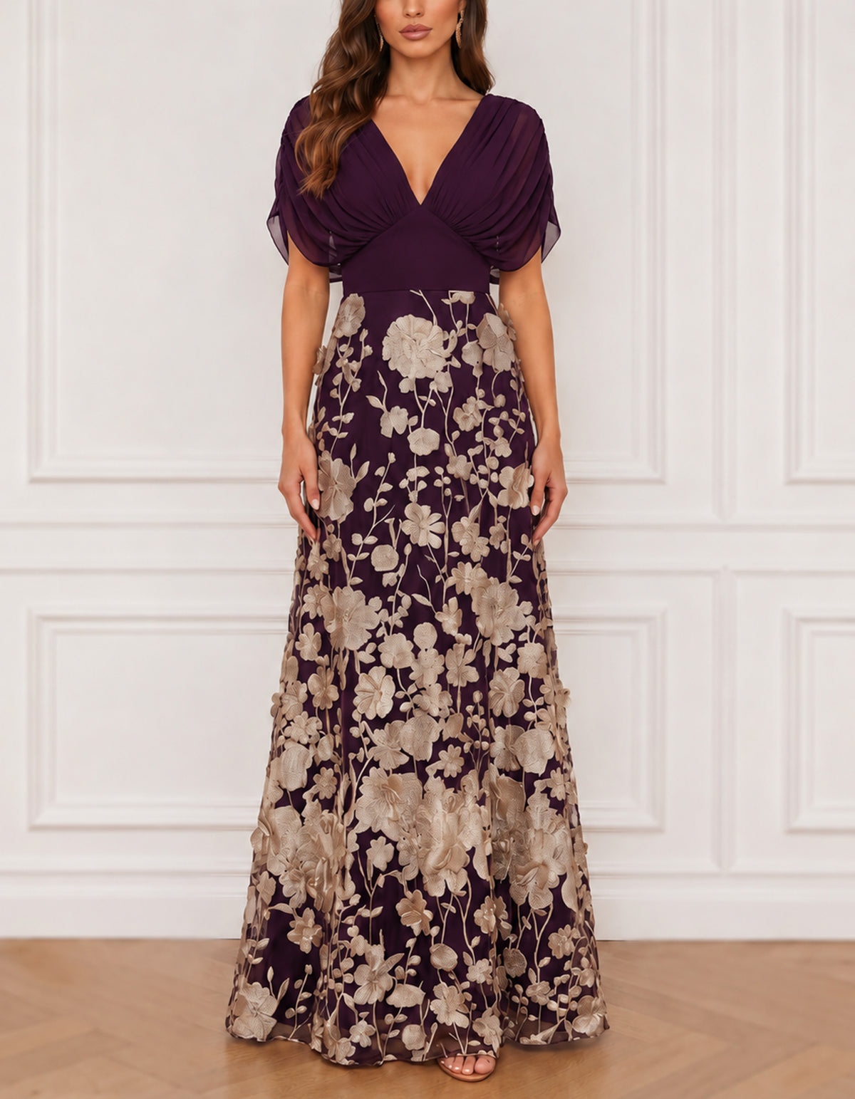 Vestido maxi de chiffon com decote em V e aplicação floral preta e dourada