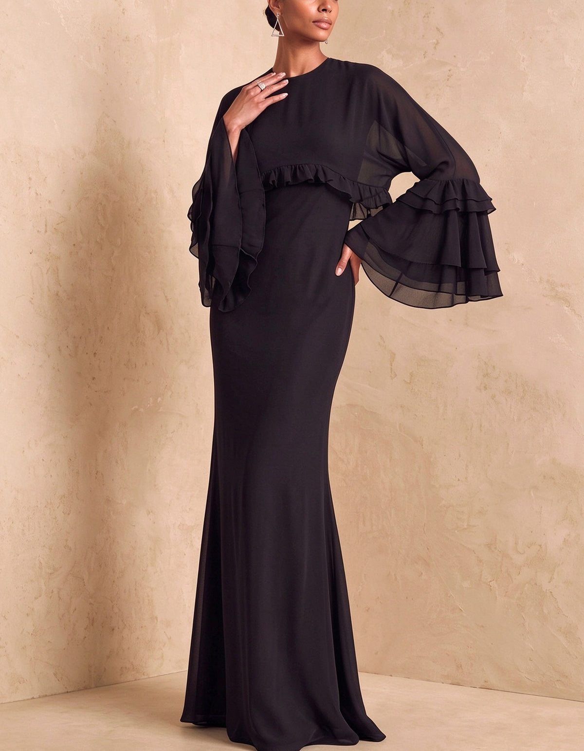 Vestido largo maxi de gasa con cuello redondo, volantes en varias capas y mangas acampanadas