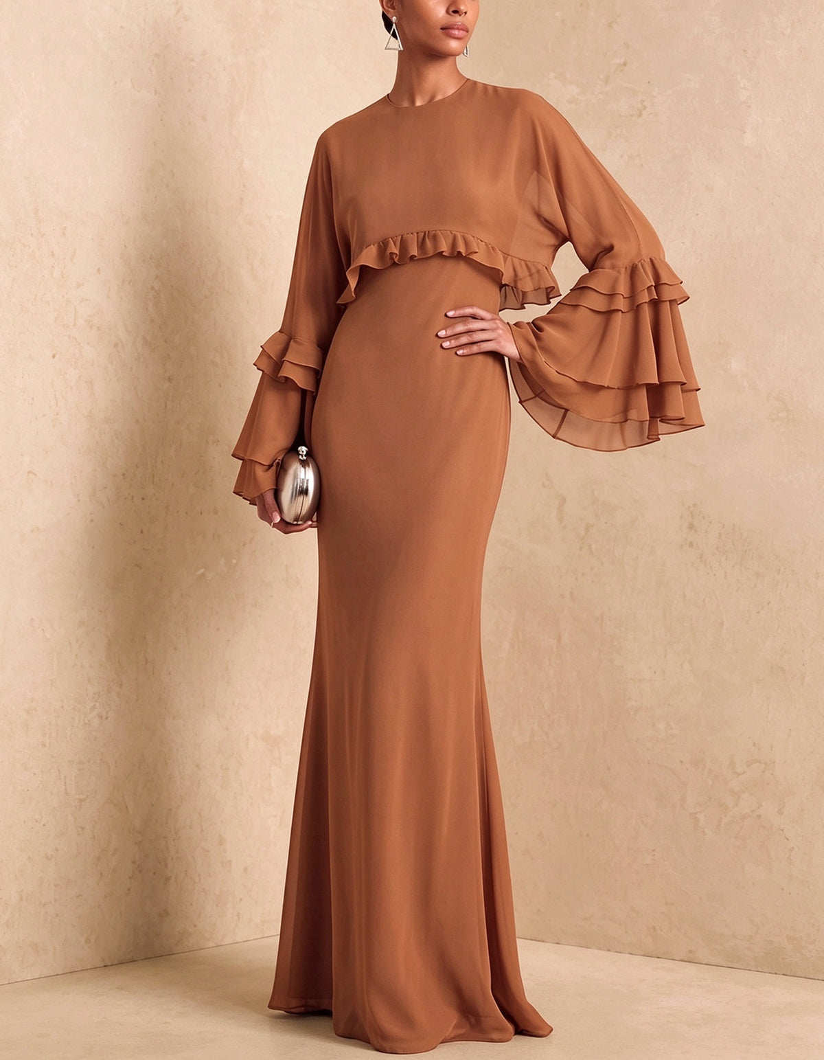 Vestido largo maxi de gasa con cuello redondo, volantes en varias capas y mangas acampanadas