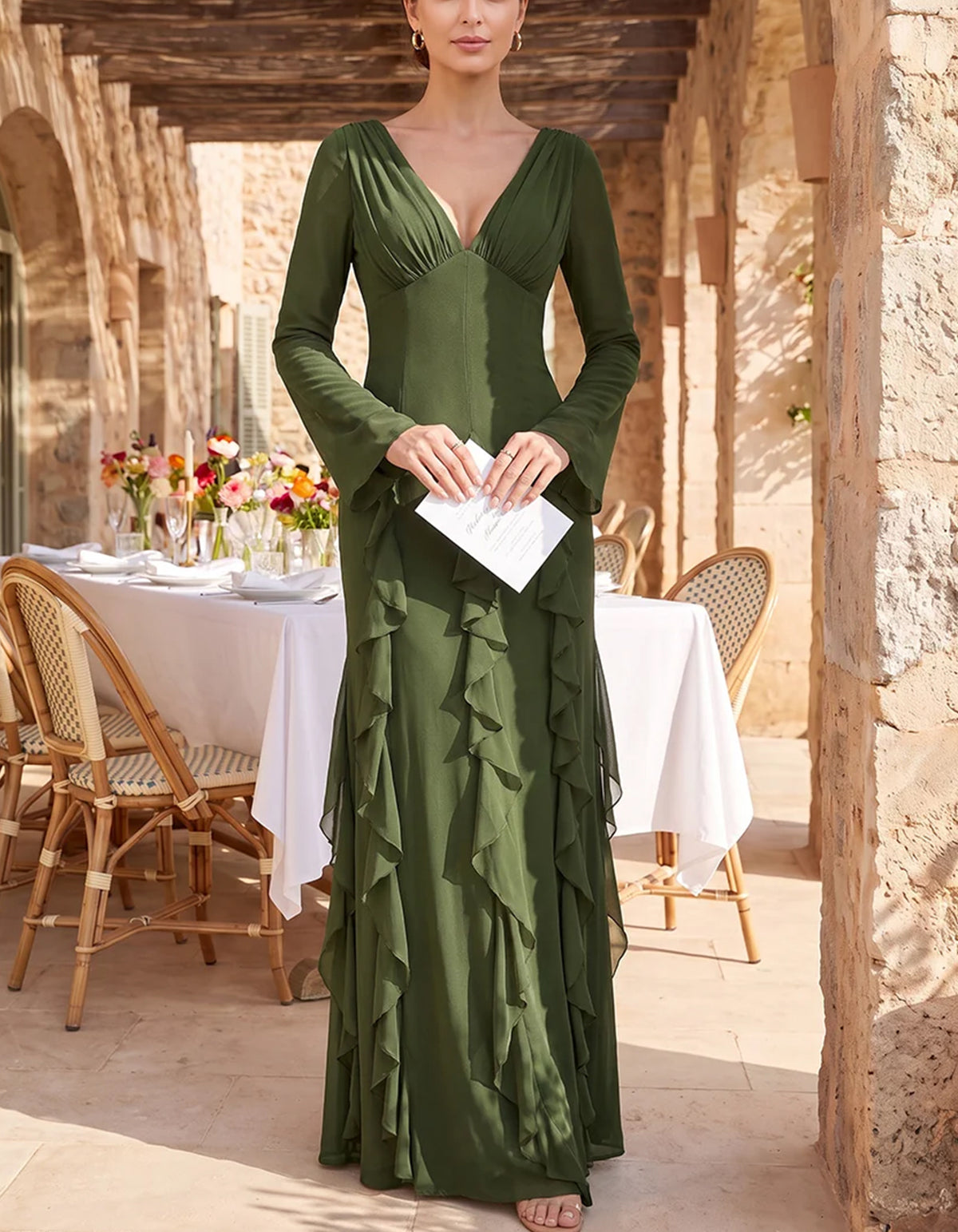 Maxikleid aus Chiffon mit V-Ausschnitt, langen ausgestellten Ärmeln und seitlich herabfallenden Rüschen