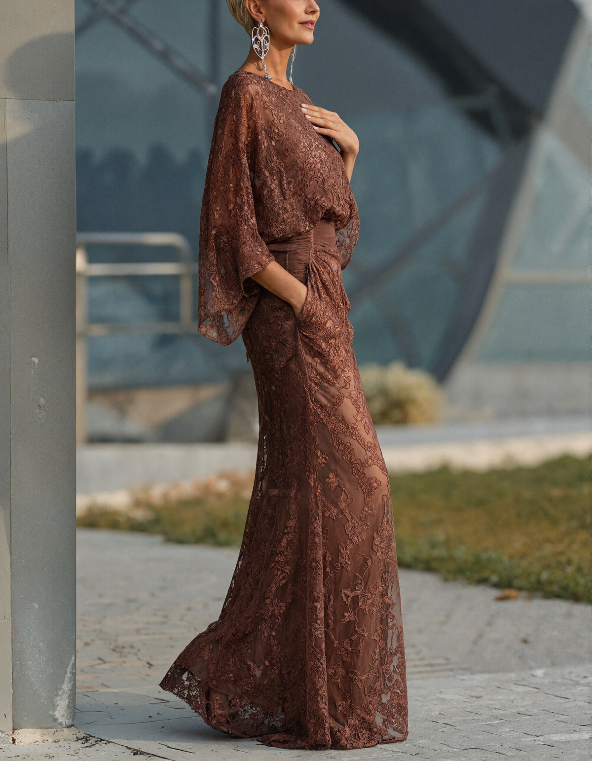 Vestido maxi castanho de renda floral, gola redonda e mangas morcego
