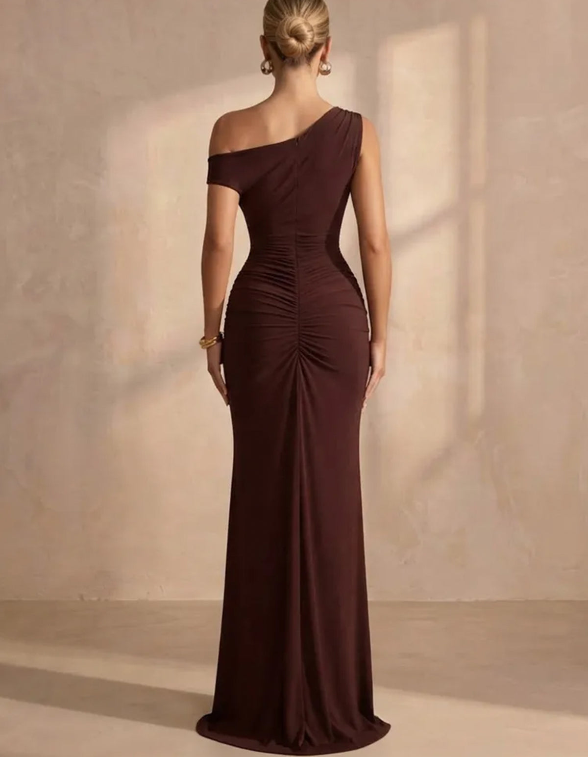 Asymmetrisches Maxikleid mit One-Shoulder-Träger, Raffungen an der Taille und hohem Schlitz