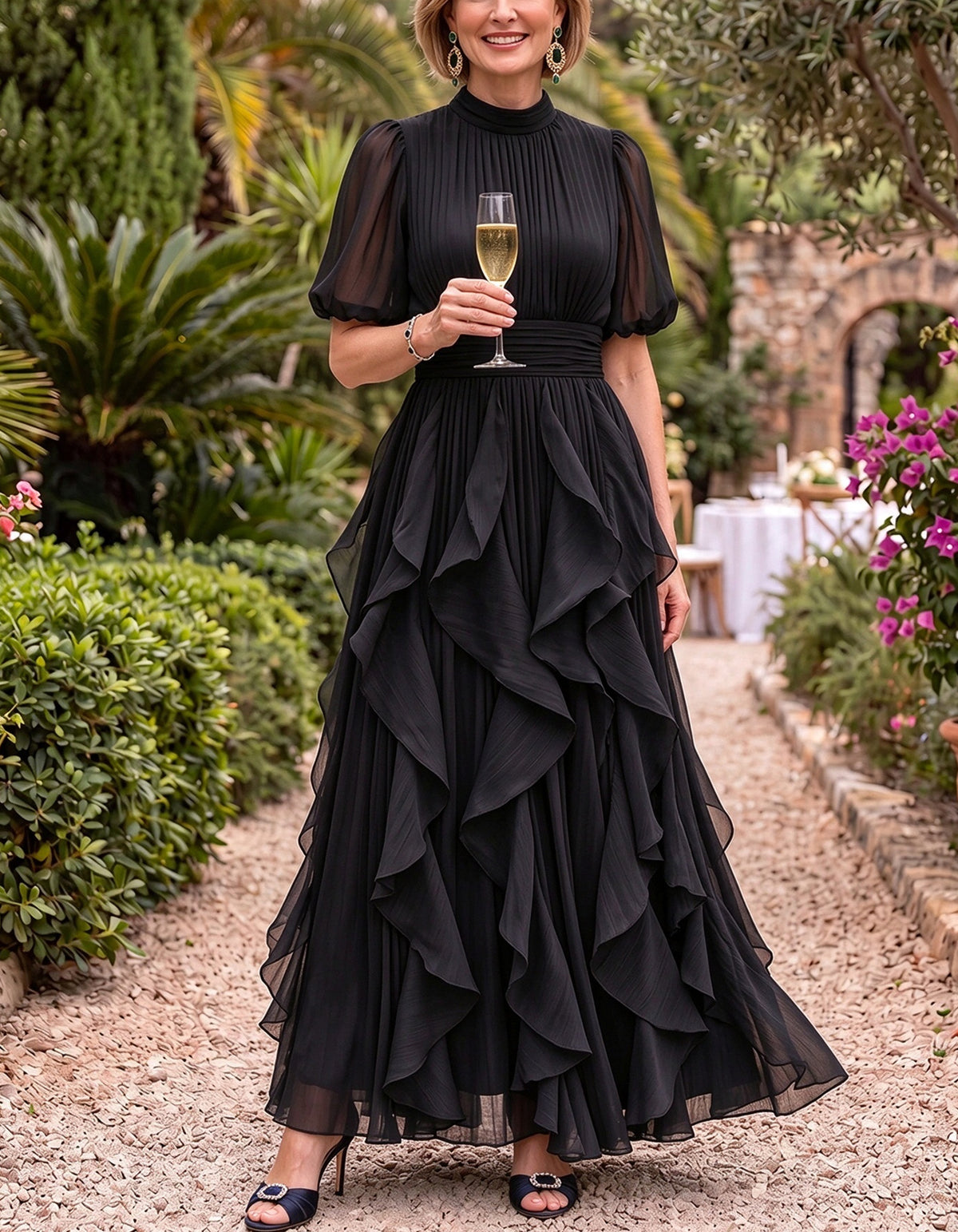 Vestido maxi de chiffon, com gola subida, mangas curtas balão, faixa na cintura e folhos em cascata