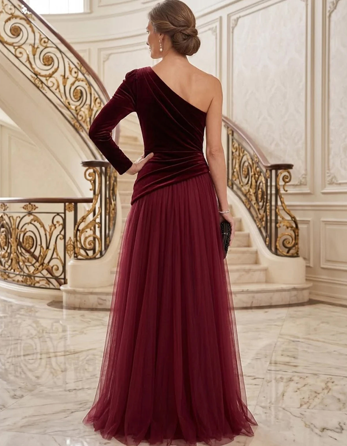 Vestido maxi de terciopelo y tul color burdeos, de un solo hombro y manga larga