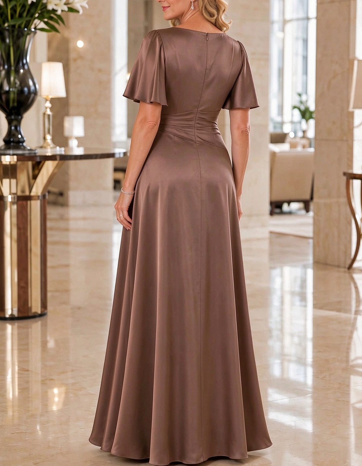 Vestido maxi em cetim, com decote barco e mangas esvoaçantes