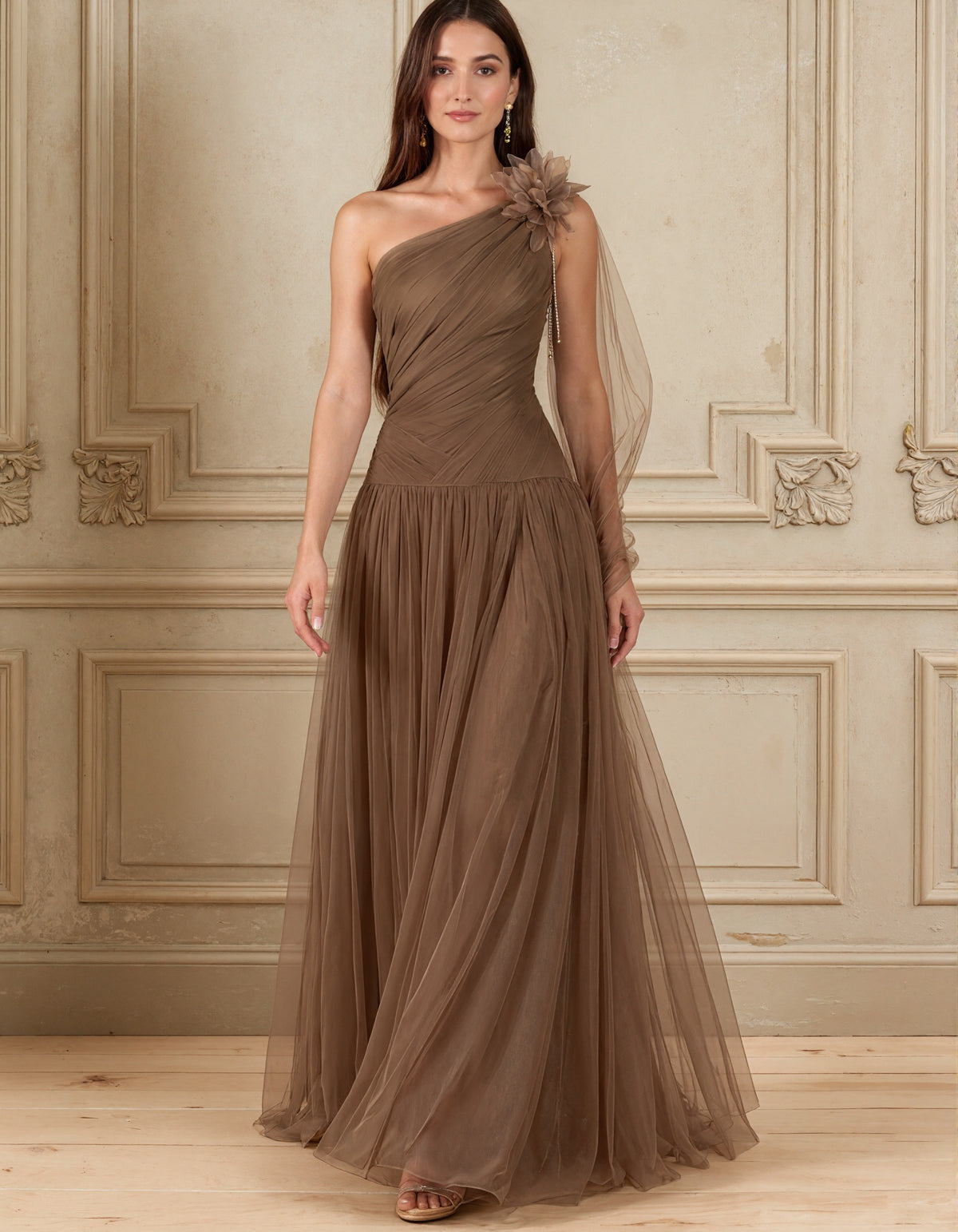 Vestido maxi castanho em tule, de corte A, com design de um ombro
