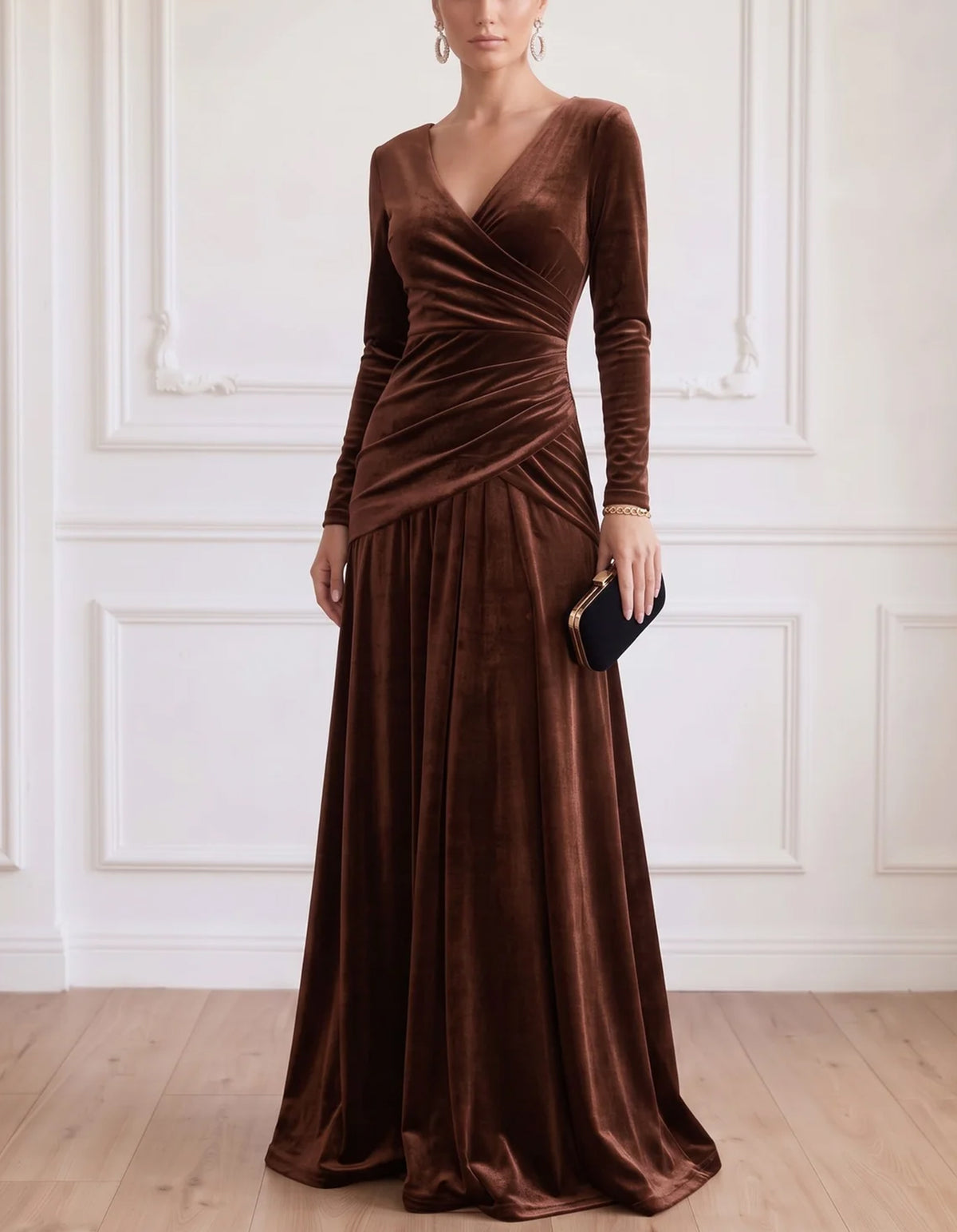 Vestido maxi envelope castanho de veludo, com decote em V, mangas compridas e corte evasé