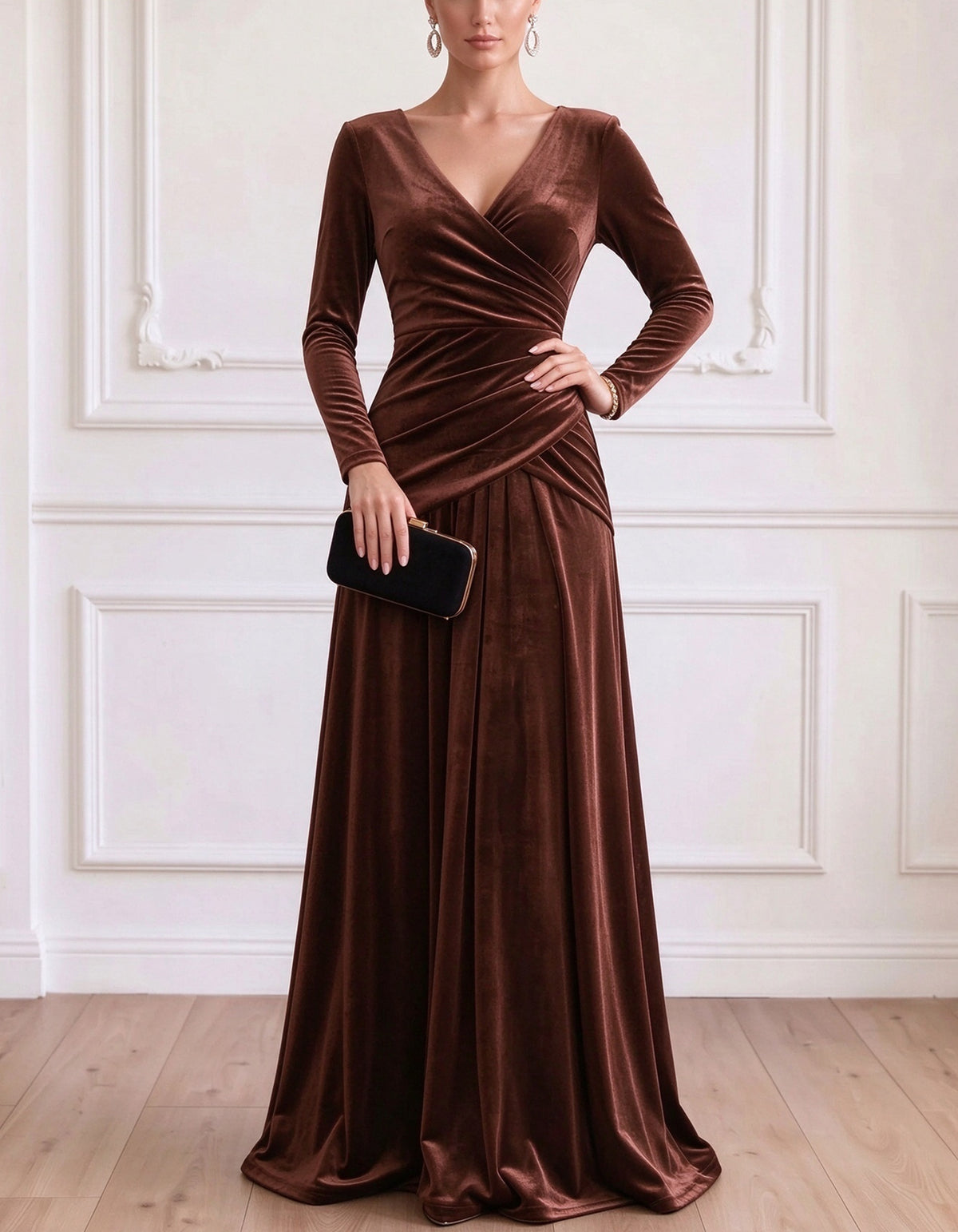 Vestido maxi envelope castanho de veludo, com decote em V, mangas compridas e corte evasé