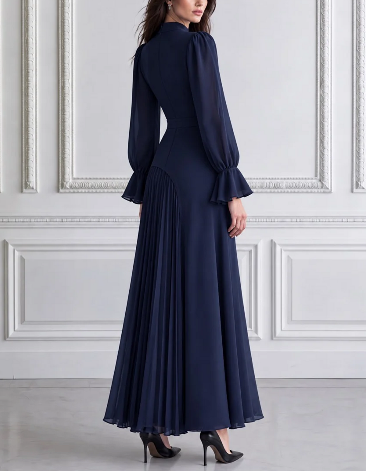 Chiffon-Maxikleid in Marineblau mit Stehkragen, Schlüsselloch-Ausschnitt und langen Bischofsärmeln