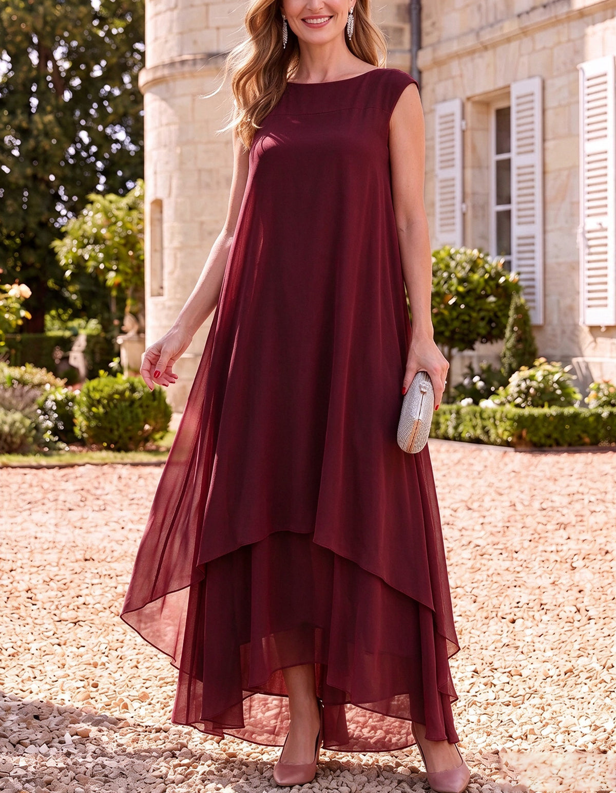 Vestido maxi de chiffon, com decote barco, sem mangas e bainha assimétrica