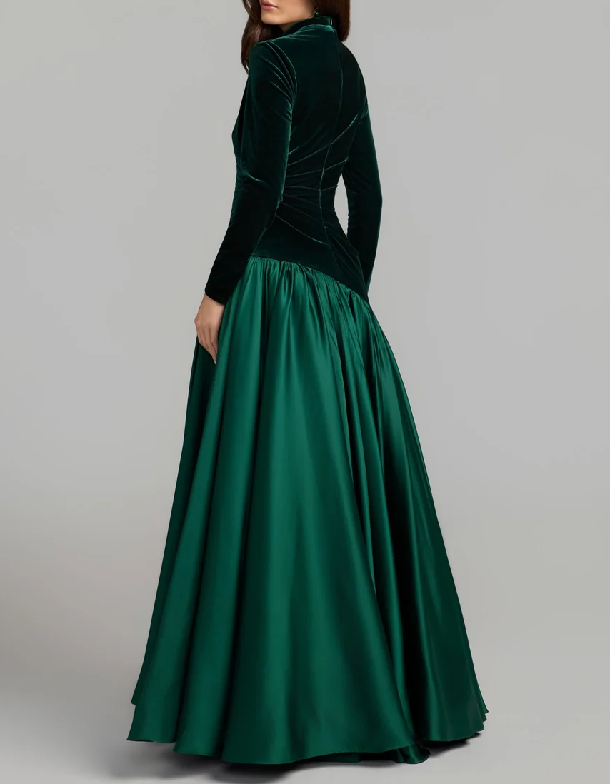 Vestido maxi em veludo acetinado, de corte em A, com gola subida e mangas compridas