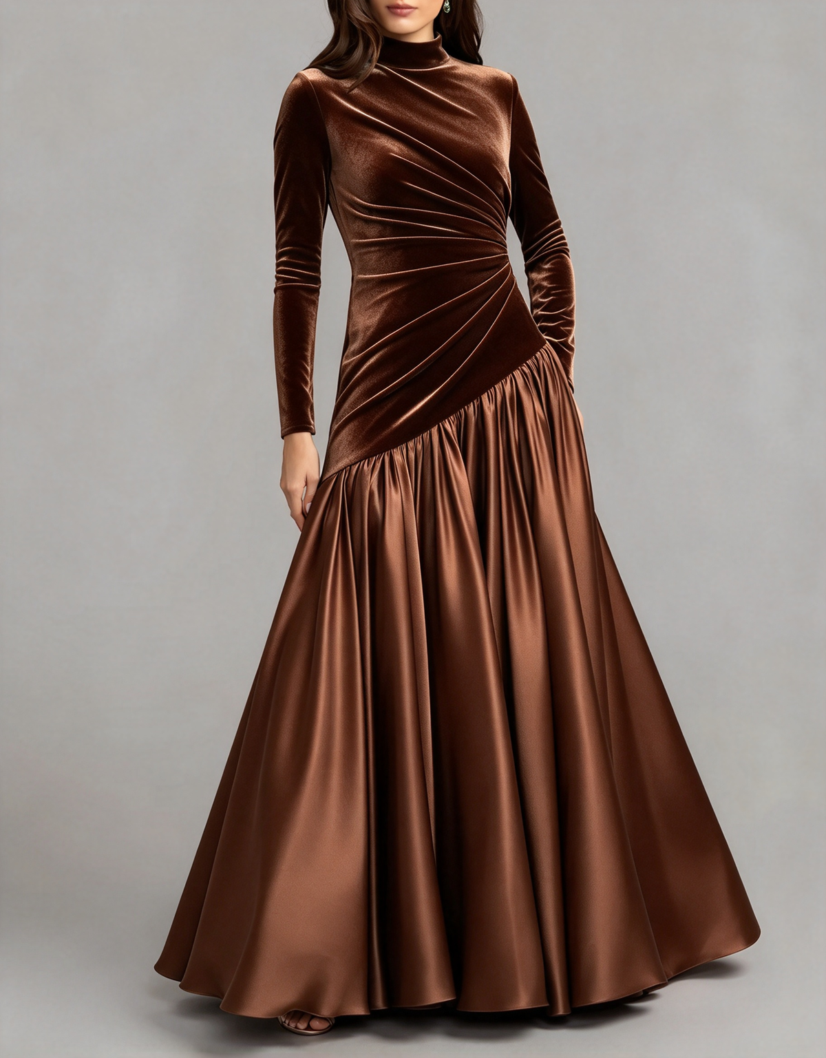 Vestido maxi em veludo acetinado, de corte em A, com gola subida e mangas compridas
