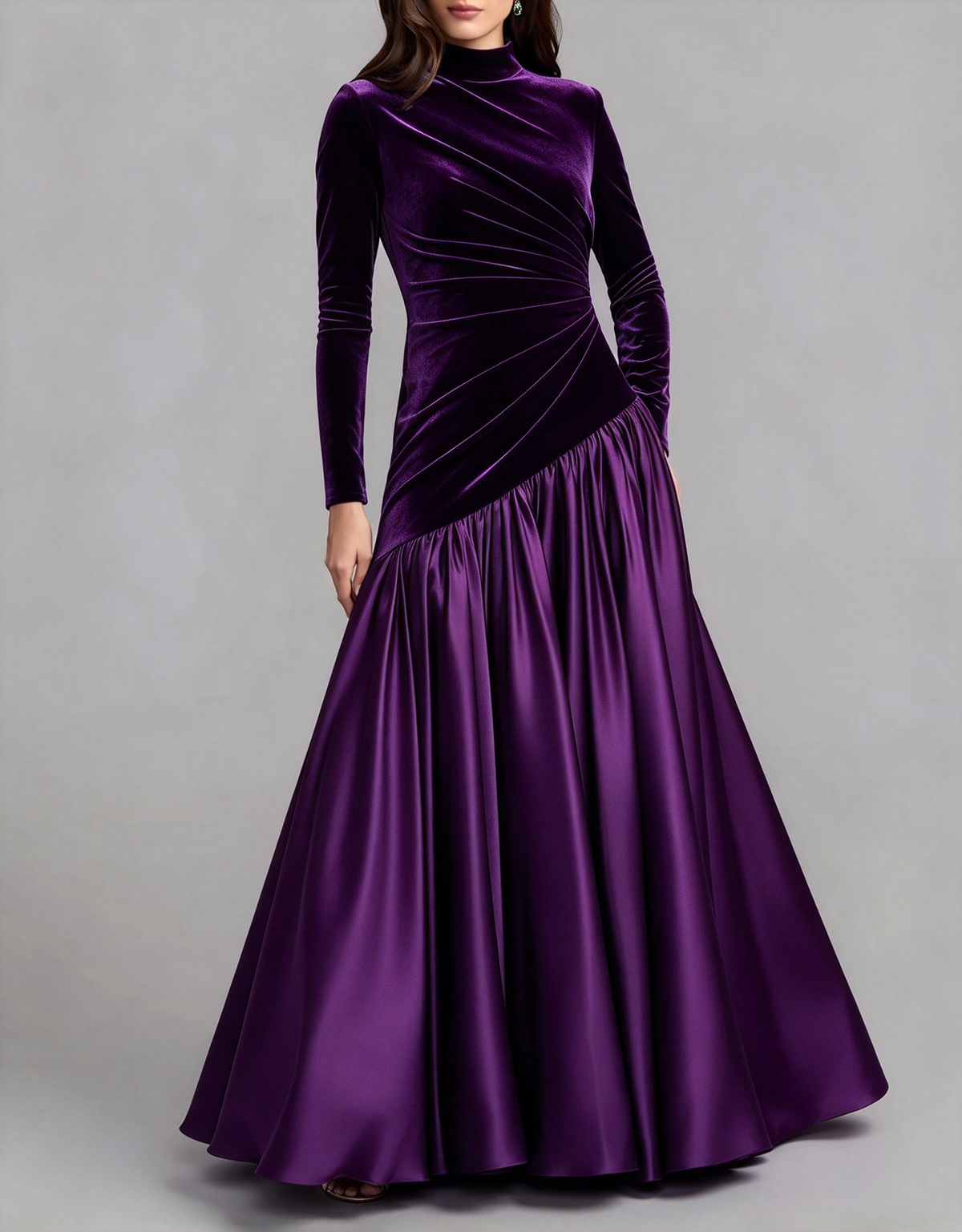 Vestido maxi em veludo acetinado, de corte em A, com gola subida e mangas compridas