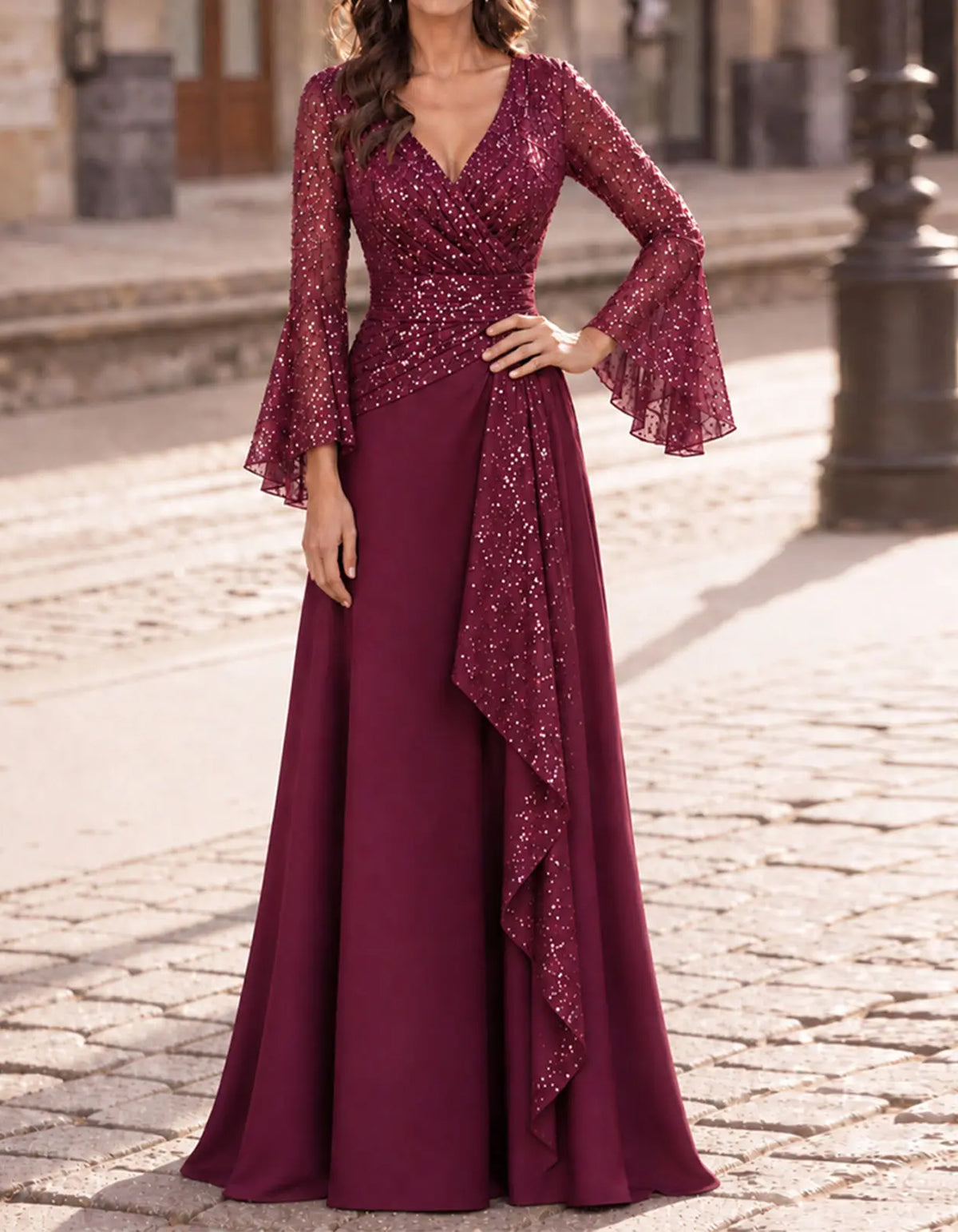 Bordeauxfarbenes Maxikleid mit V-Ausschnitt und Pailletten-Mesh