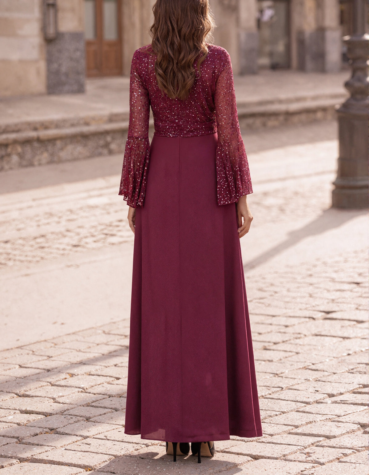 Vestido largo de malla con lentejuelas color burdeos y escote en V