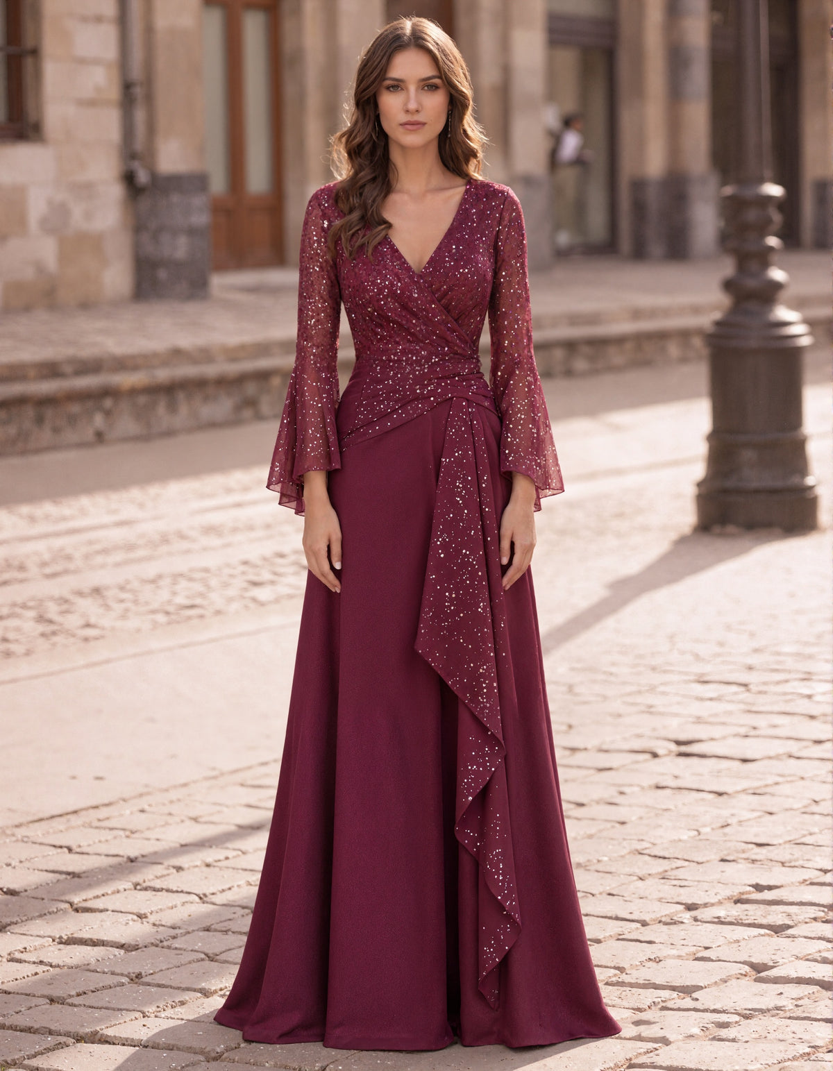 Bordeauxfarbenes Maxikleid mit V-Ausschnitt und Pailletten-Mesh