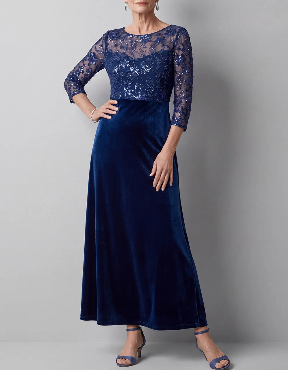 Vestido midi de corte em A, com gola redonda, mangas 3/4, lantejoulas, renda e veludo