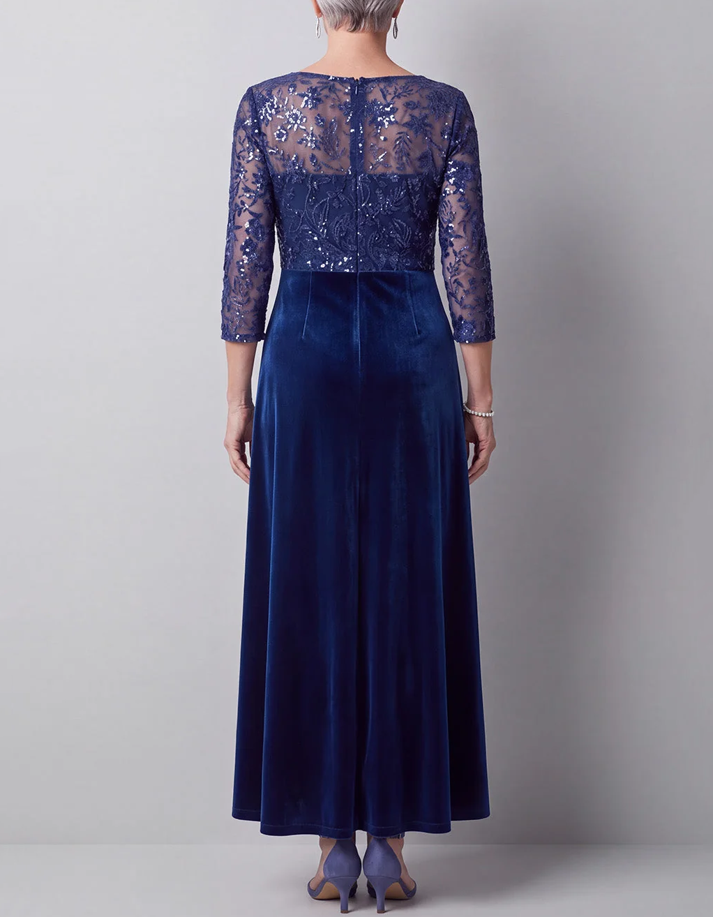 Vestido midi de corte em A, com gola redonda, mangas 3/4, lantejoulas, renda e veludo