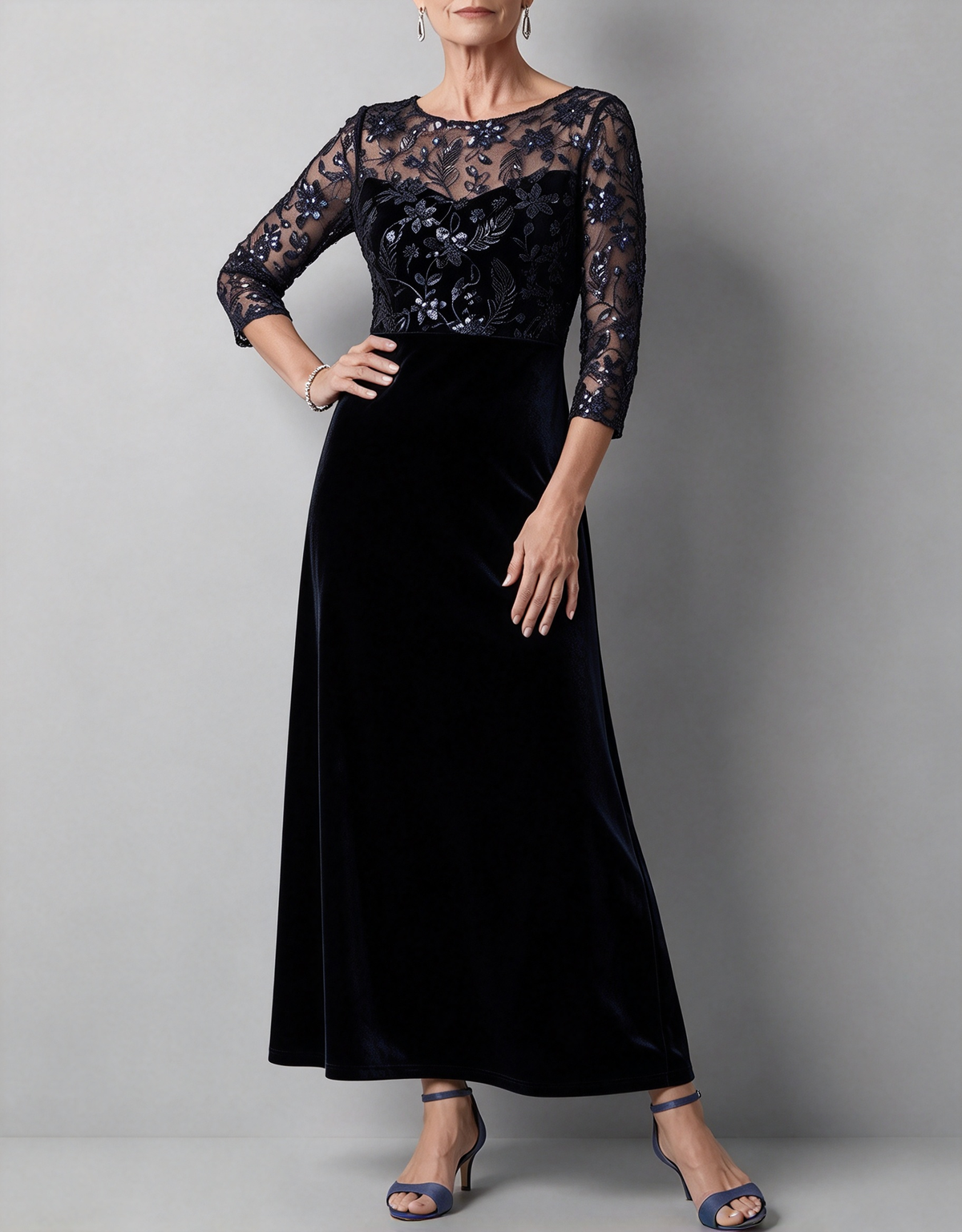 Vestido midi de corte em A, com gola redonda, mangas 3/4, lantejoulas, renda e veludo