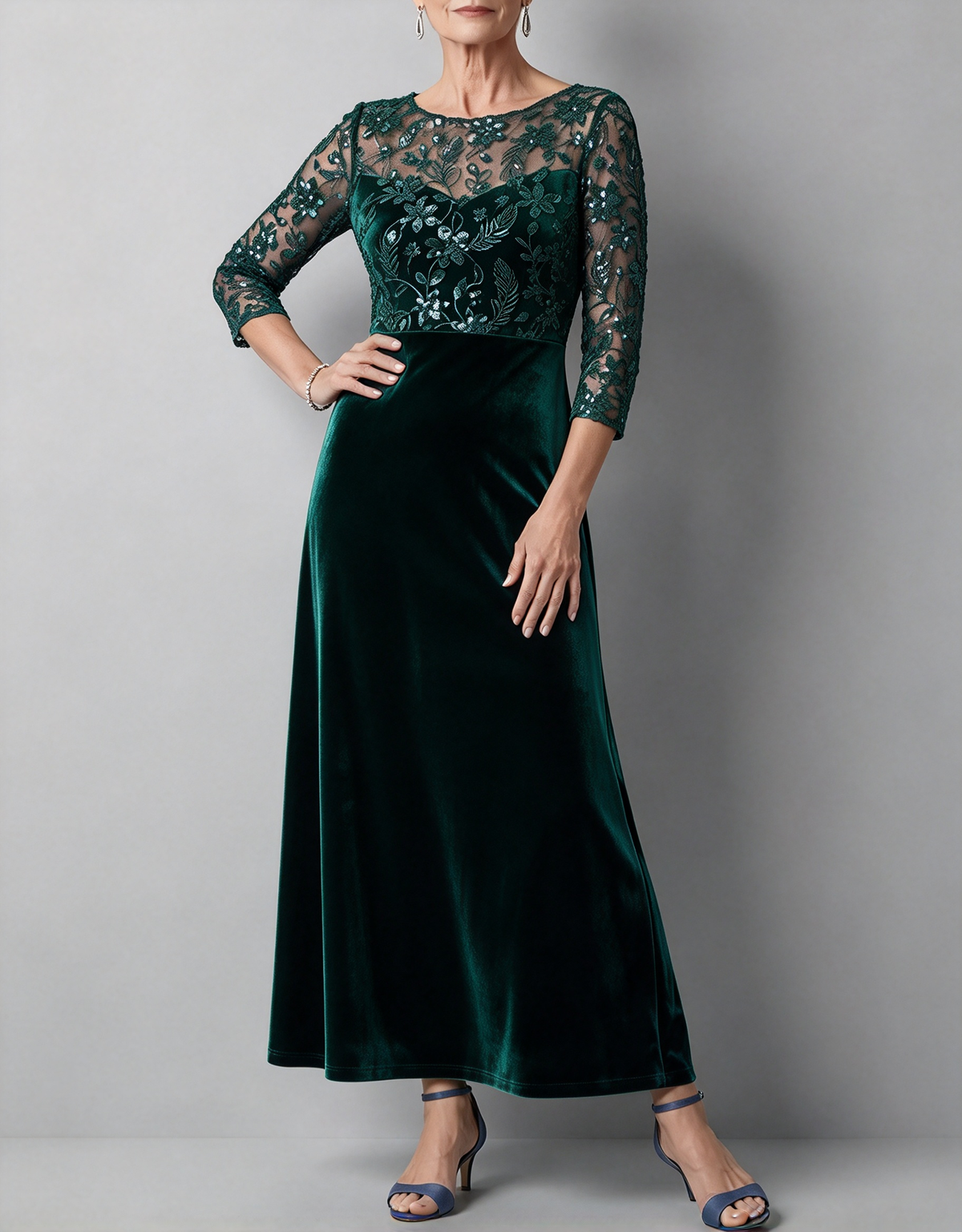 Vestido midi de corte em A, com gola redonda, mangas 3/4, lantejoulas, renda e veludo