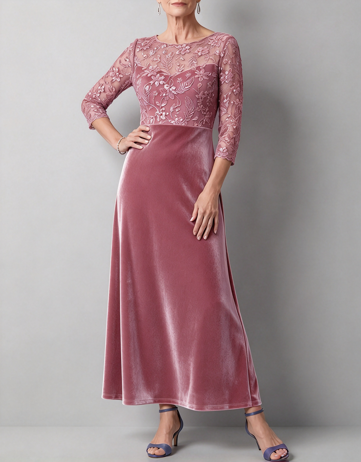 Vestido midi de corte em A, com gola redonda, mangas 3/4, lantejoulas, renda e veludo