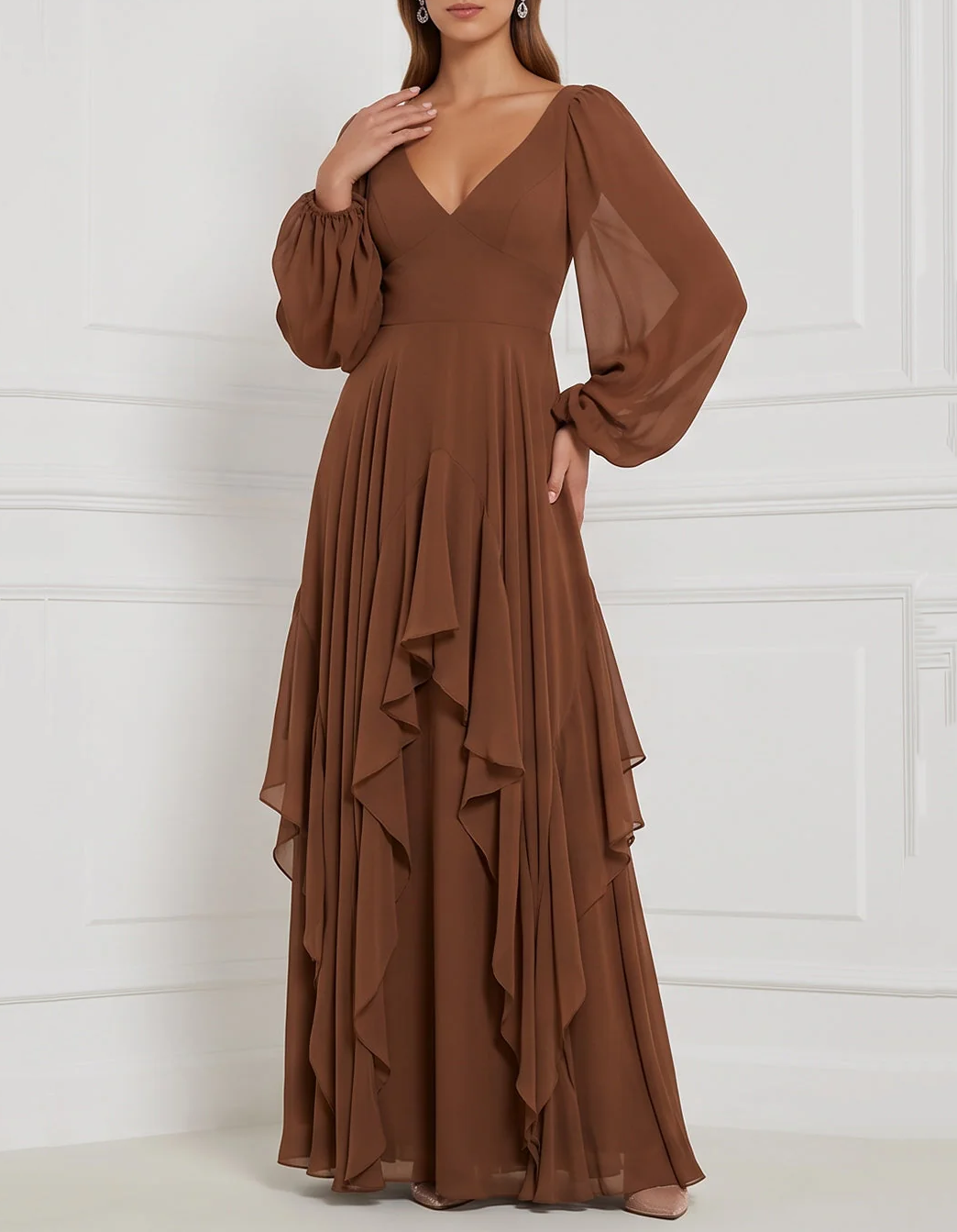 Vestido largo de gasa con escote en V, mangas abullonadas largas, volantes y corte evasé