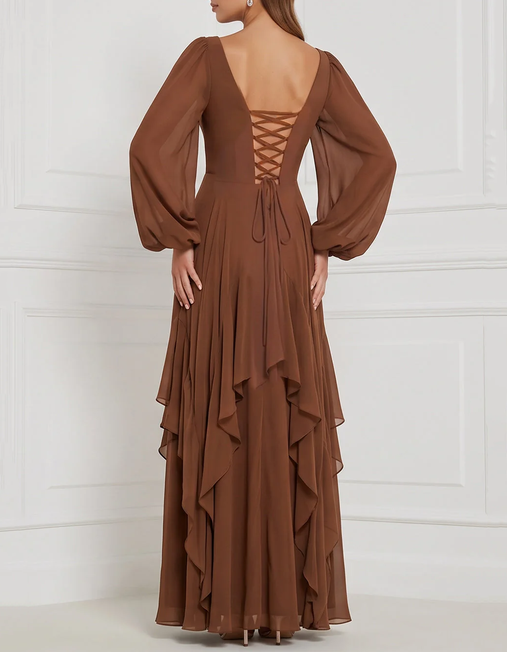 Vestido comprido de corte em A, com decote em V, mangas compridas tufadas, chiffon e folhos