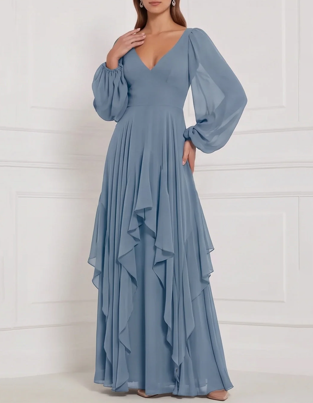 Vestido largo de gasa con escote en V, mangas abullonadas largas, volantes y corte evasé