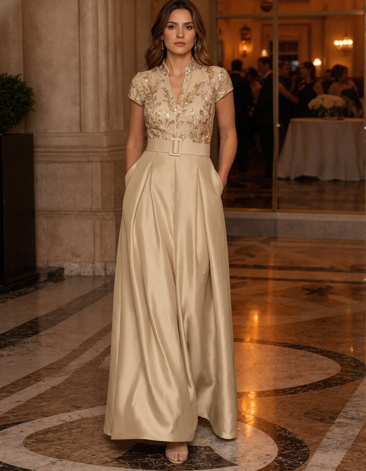 Vestido largo de satén de color liso, con cuello mao y paneles de lentejuelas