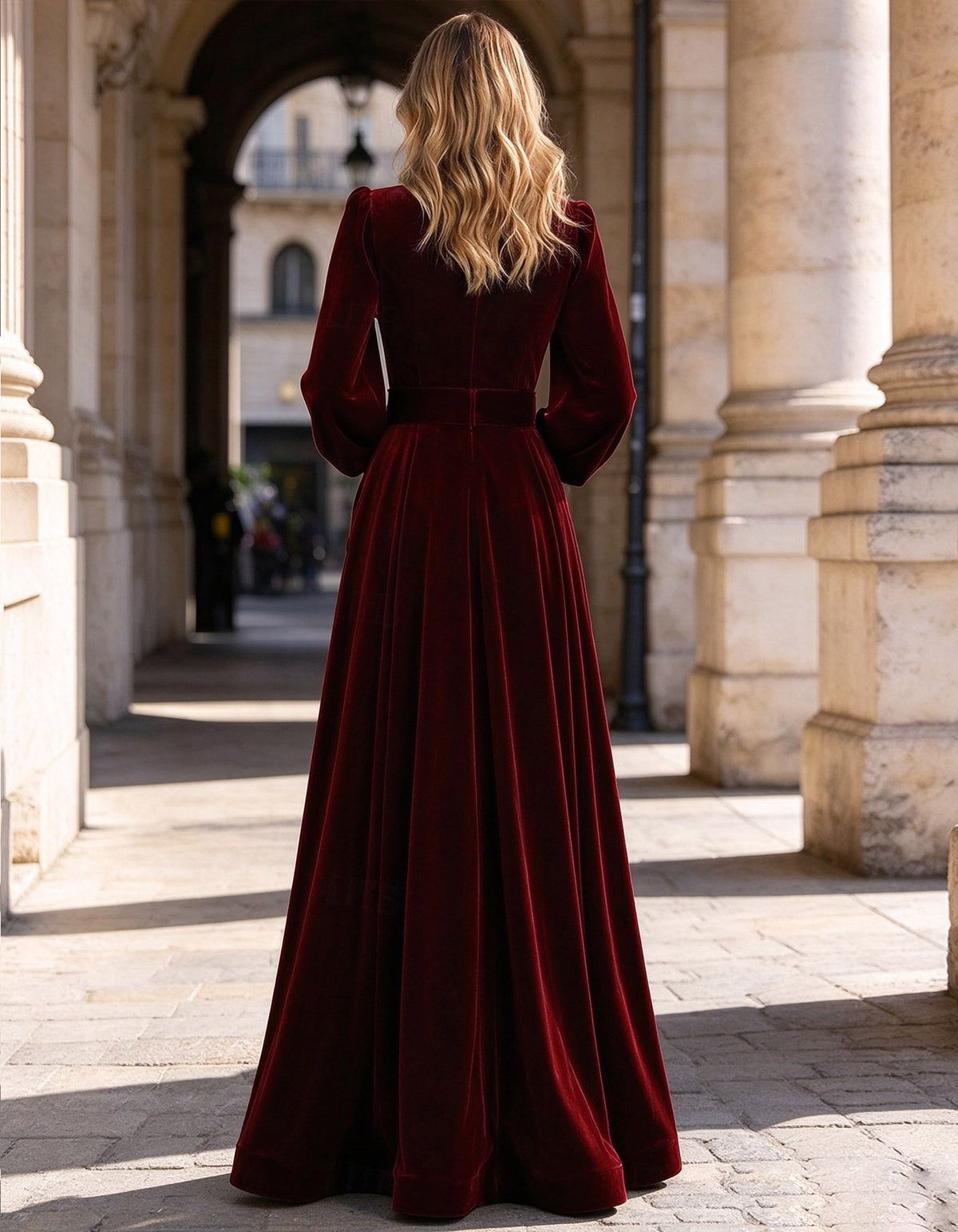 Robe longue unie en velours à décolleté plongeant en V