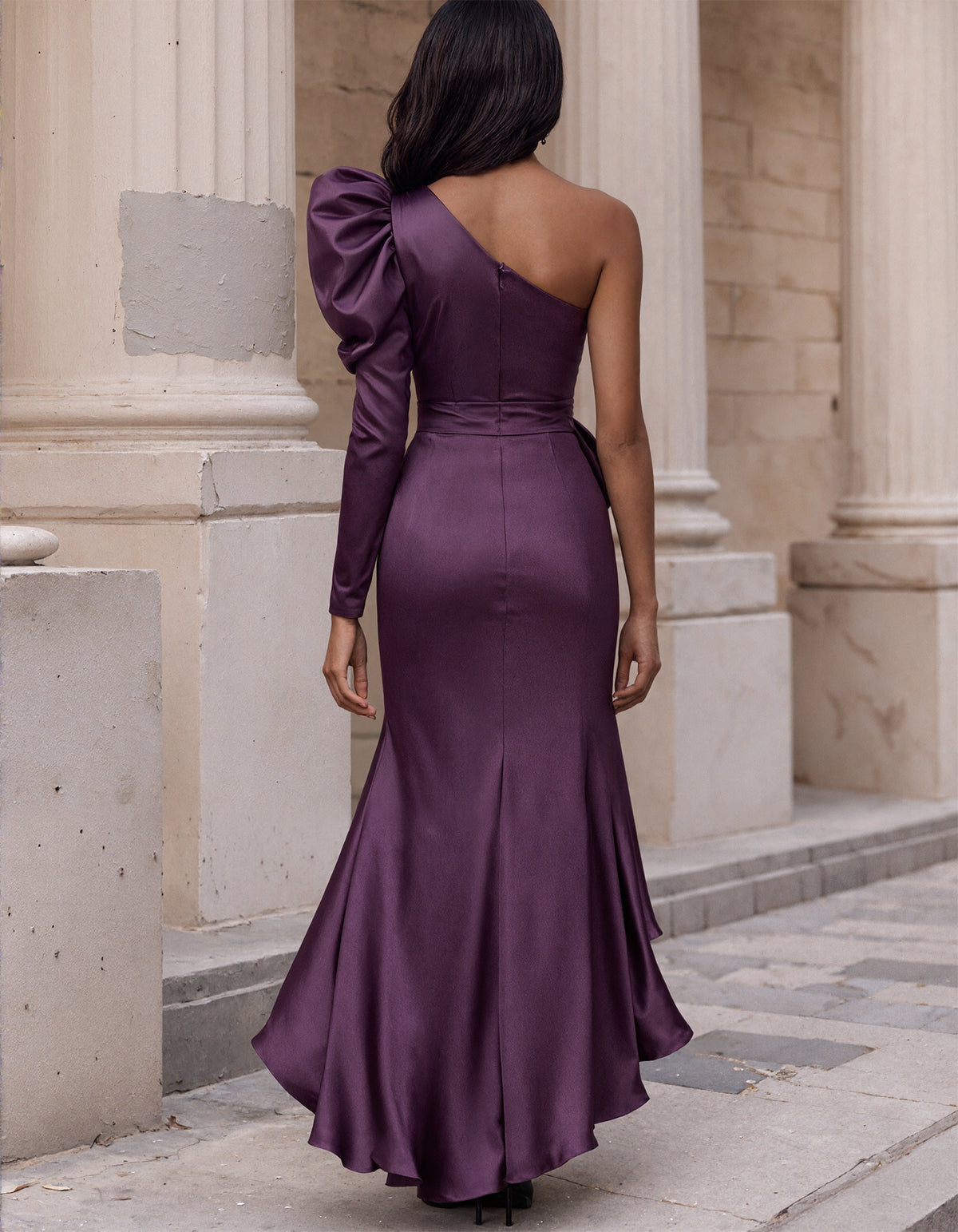 Robe longue en satin violet, à une épaule et à manches longues bouffantes