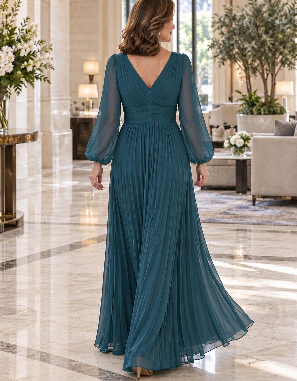 Maxi-jurk van petrolblauwe chiffon met V-hals, gekruiste ruches en lange lantaarnmouwen