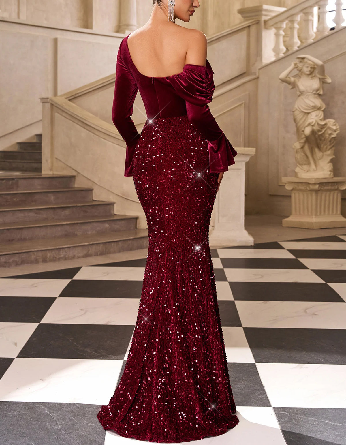 Abito maxi in velluto bordeaux con scollo asimmetrico drappeggiato e paillettes