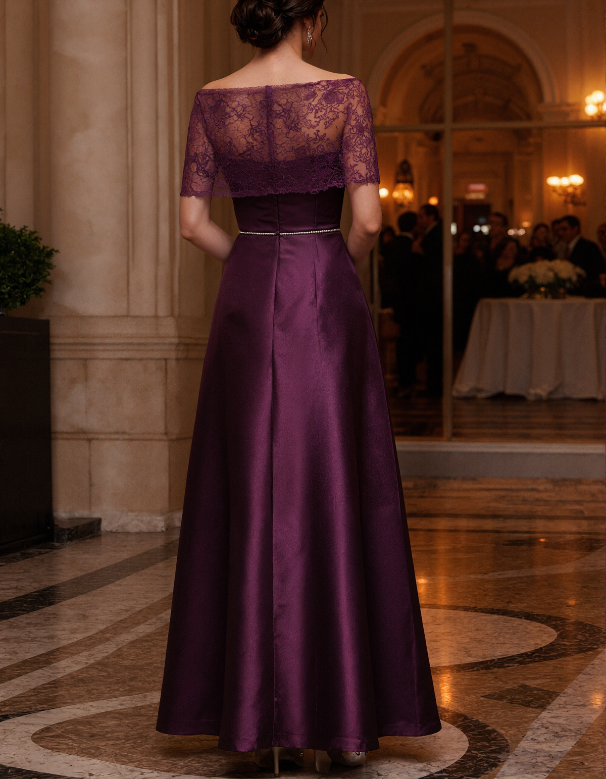 Robe longue en satin violet à épaules dénudées avec empiècements en dentelle