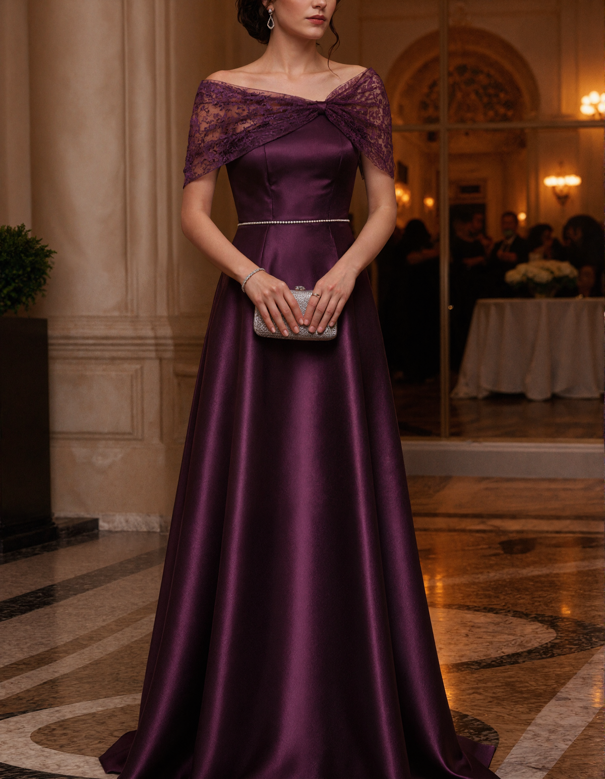 Robe longue en satin violet à épaules dénudées avec empiècements en dentelle