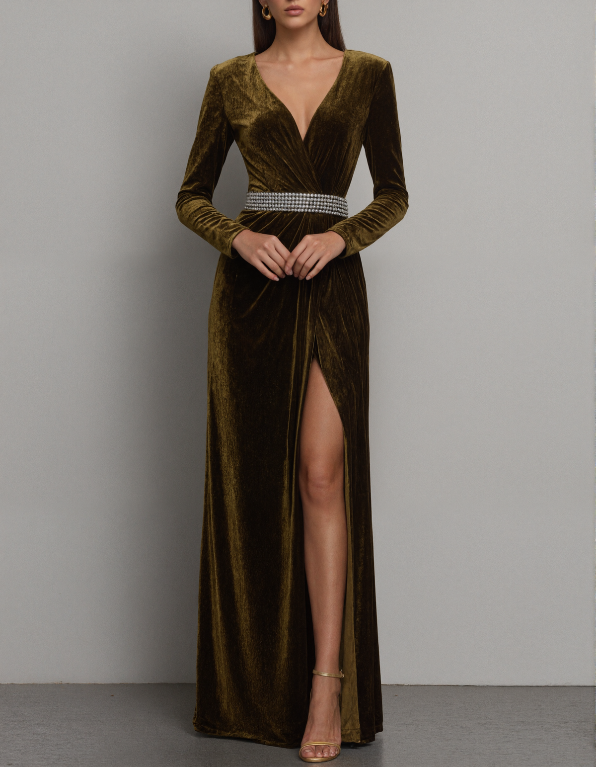 Robe longue vert olive en velours à col en V