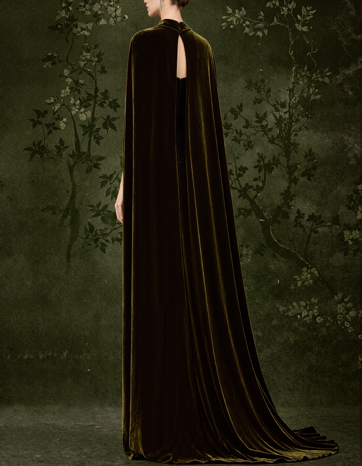 Vestido de noche largo de terciopelo con capa larga, sin tirantes y de corte sirena