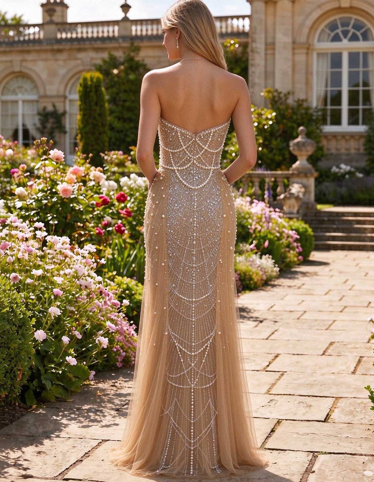Vestido de gala champanhe com corpete sem alças, pérolas, brilhantes e contas, corte em A