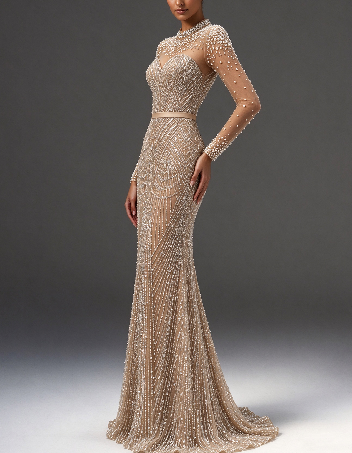Vestido de noche de sirena color nude champán, con cuello alto y mangas largas transparentes