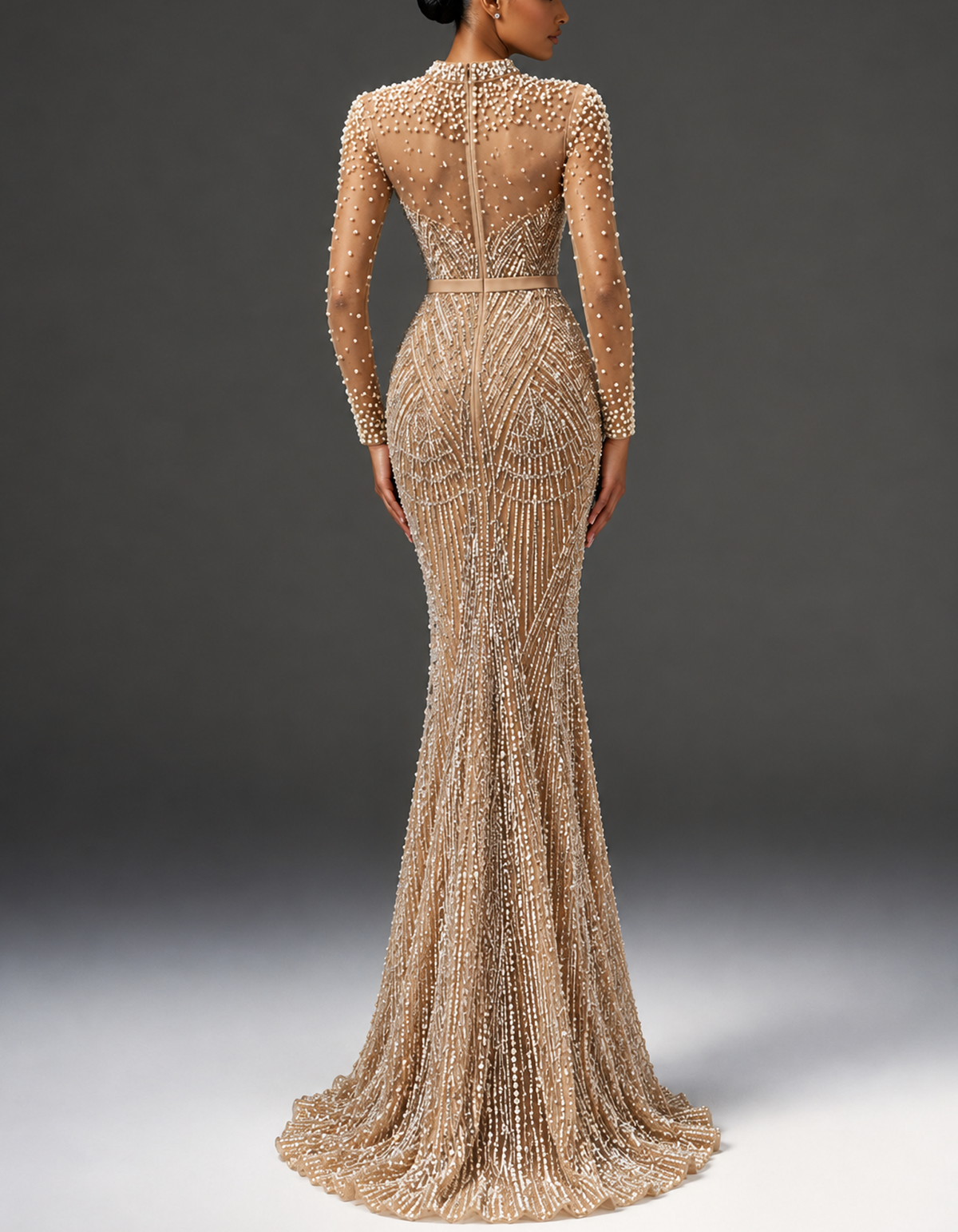 Vestido de noche de sirena color nude champán, con cuello alto y mangas largas transparentes