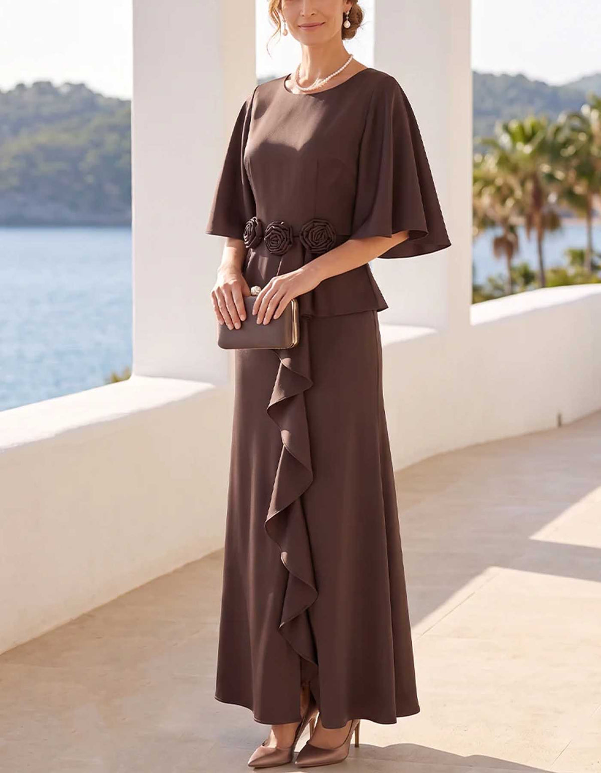 Robe longue café à col rond, manches cape et taille ornée de fleurs en 3D