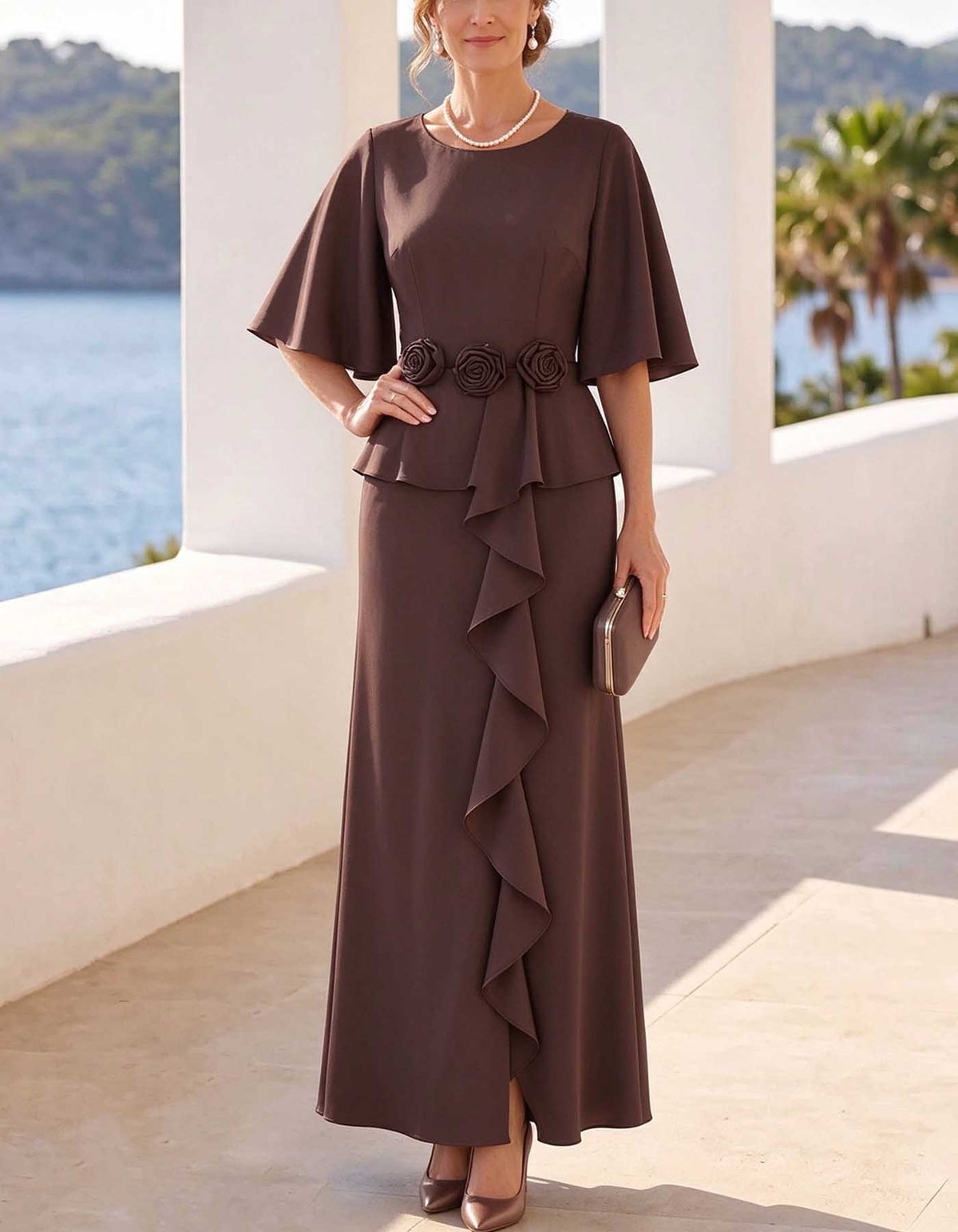 Robe longue café à col rond, manches cape et taille ornée de fleurs en 3D