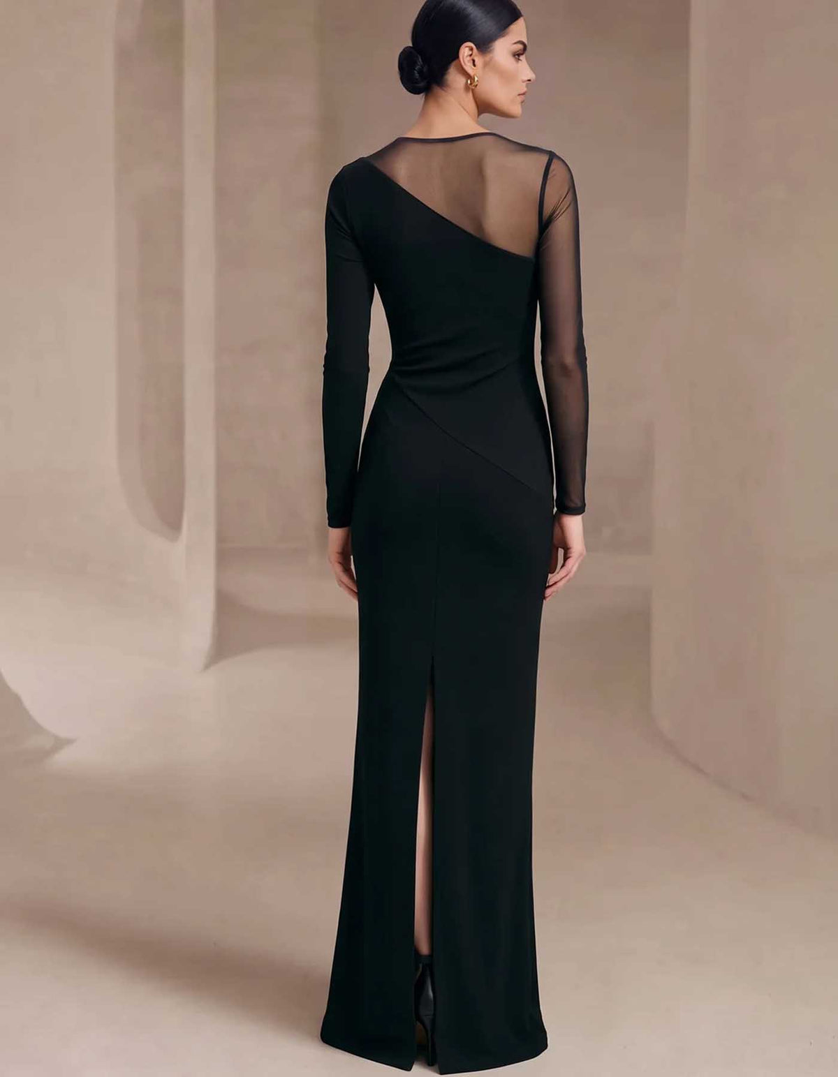 Vestido largo ajustado asimétrico, con panel de malla transparente y manga larga