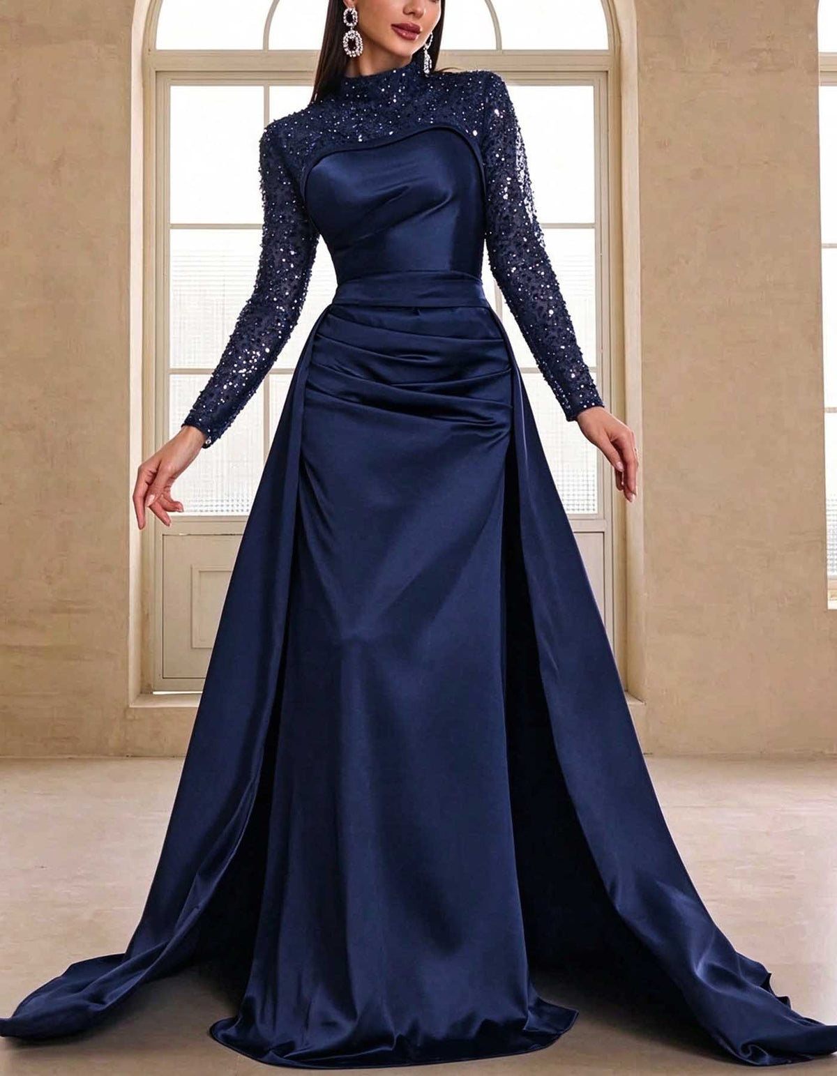 Vestido maxi acetinado, de gola subida, com lantejoulas, mangas compridas em malha e cintura franzida