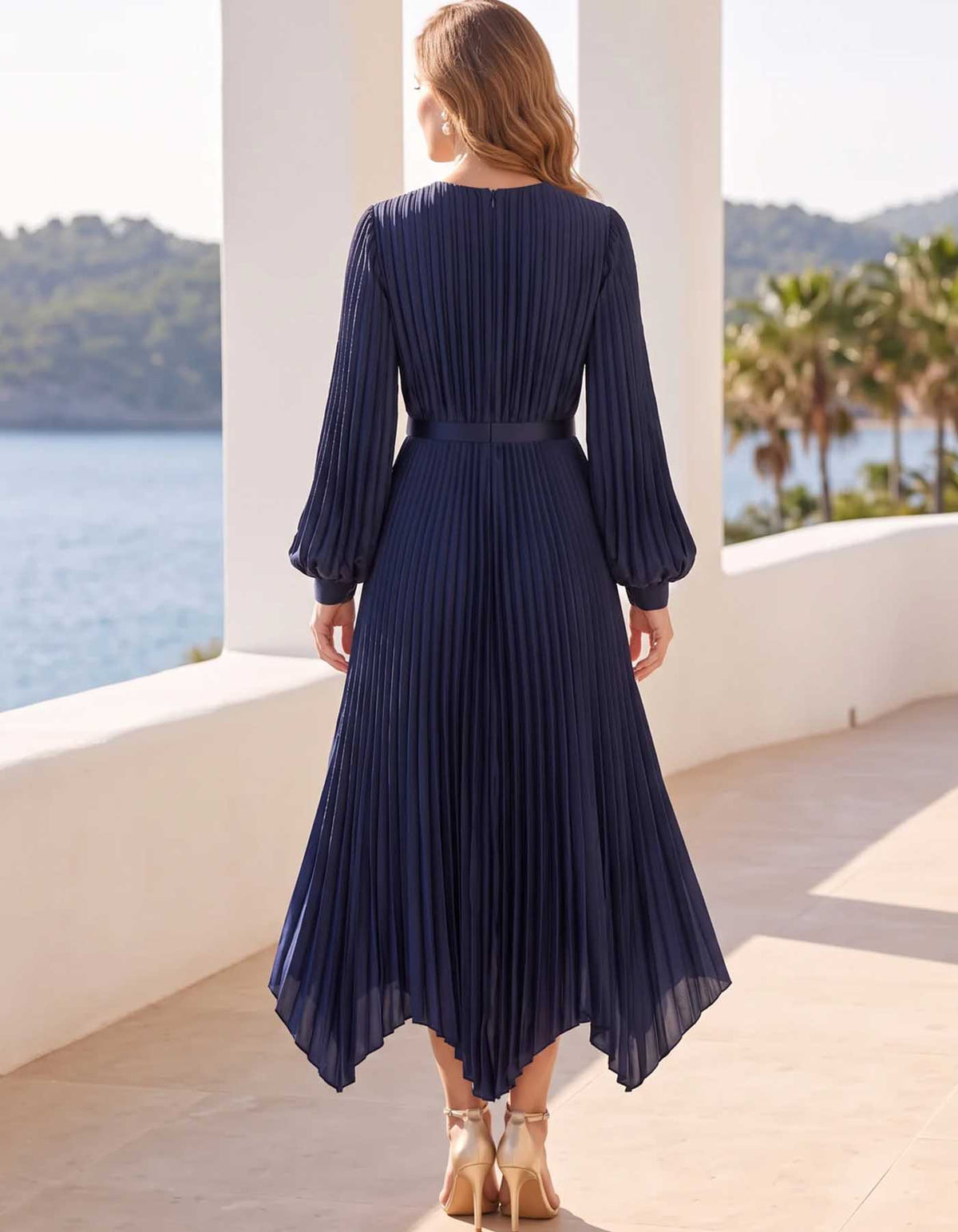 Vestido maxi azul-marinho de chiffon plissado, com gola redonda e mangas compridas