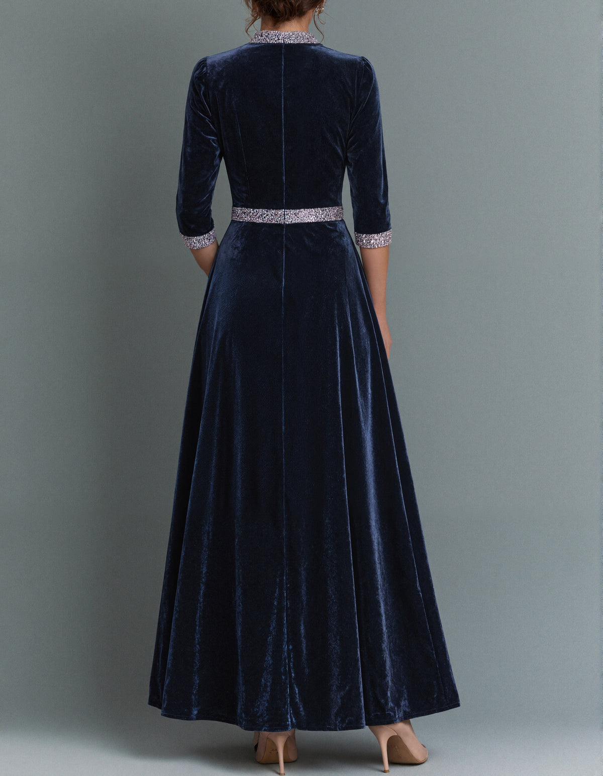 Vestido largo de terciopelo azul oscuro con lentejuelas