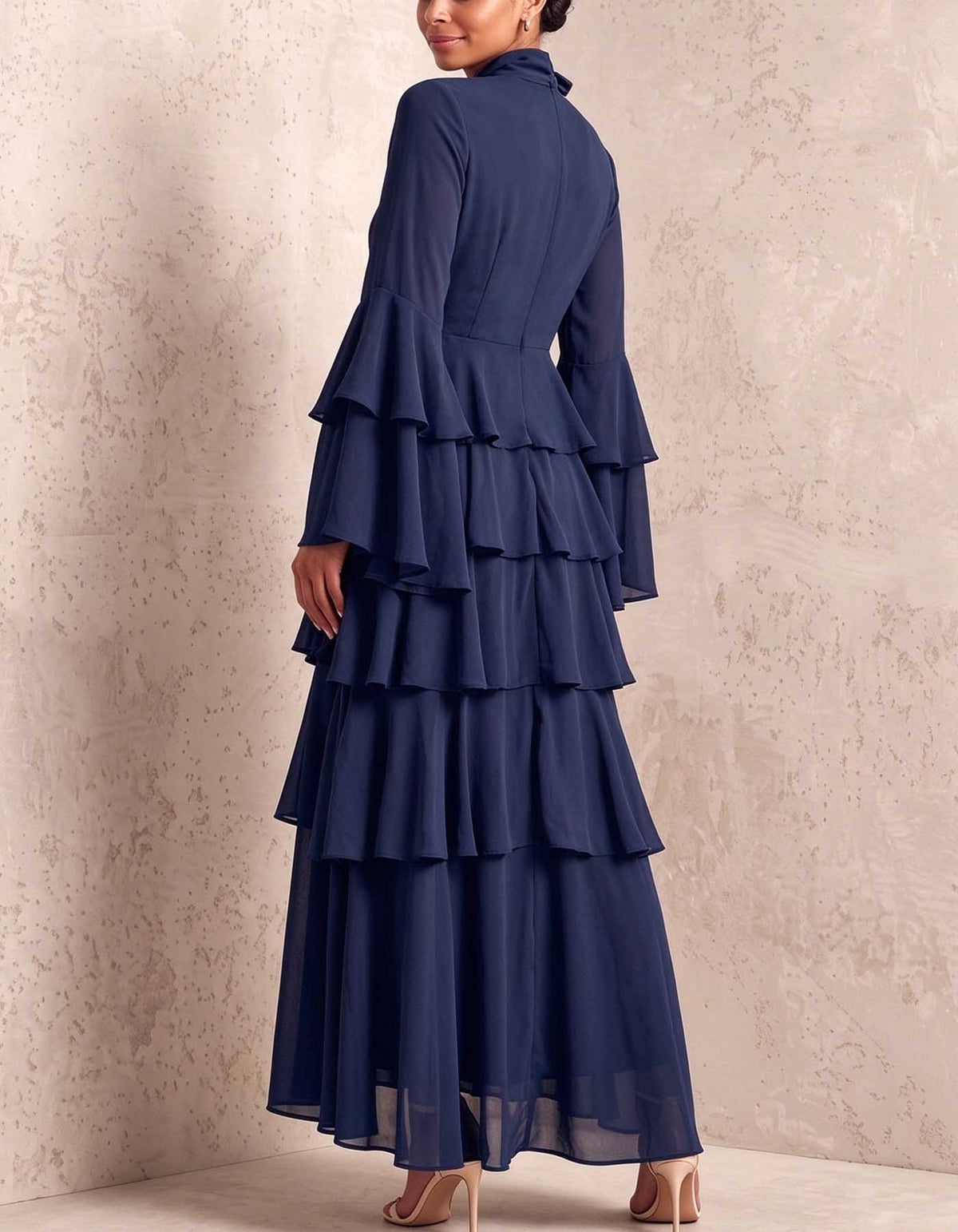 Abito lungo in chiffon con fiocco al collo, maniche svasate e balze a più livelli