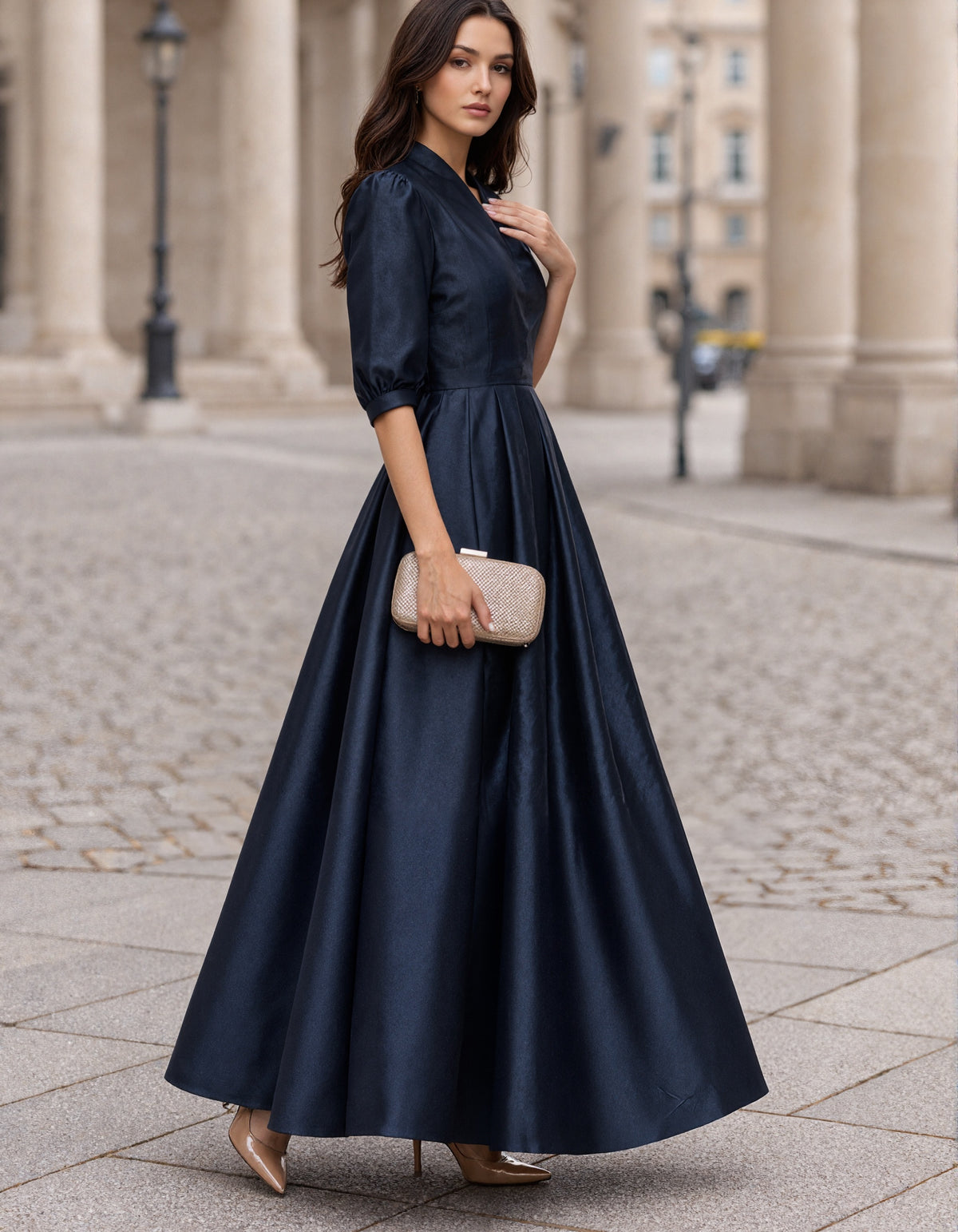 Robe longue en satin unie à col en V