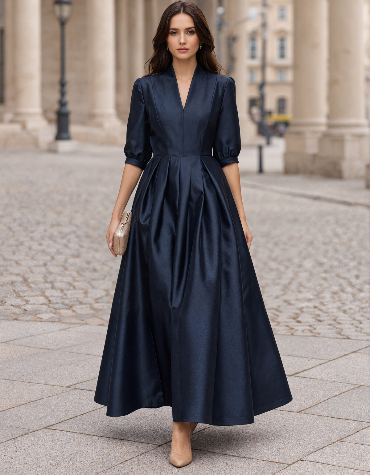 Robe longue en satin unie à col en V